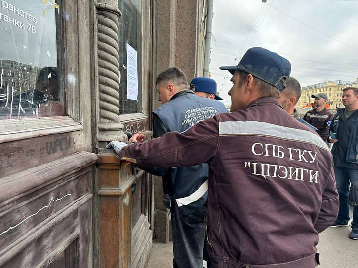 Рабочие начали вскрывать помещения и вывозить из них вещи пользователей