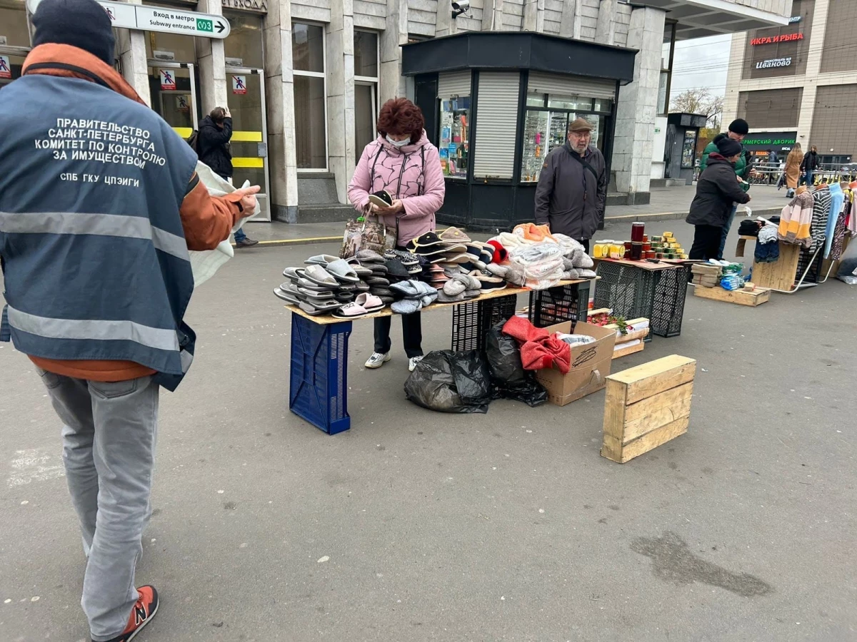 В Петербурге возле 8 станций метро ликвидировали объекты незаконной уличной торговли - tvspb.ru