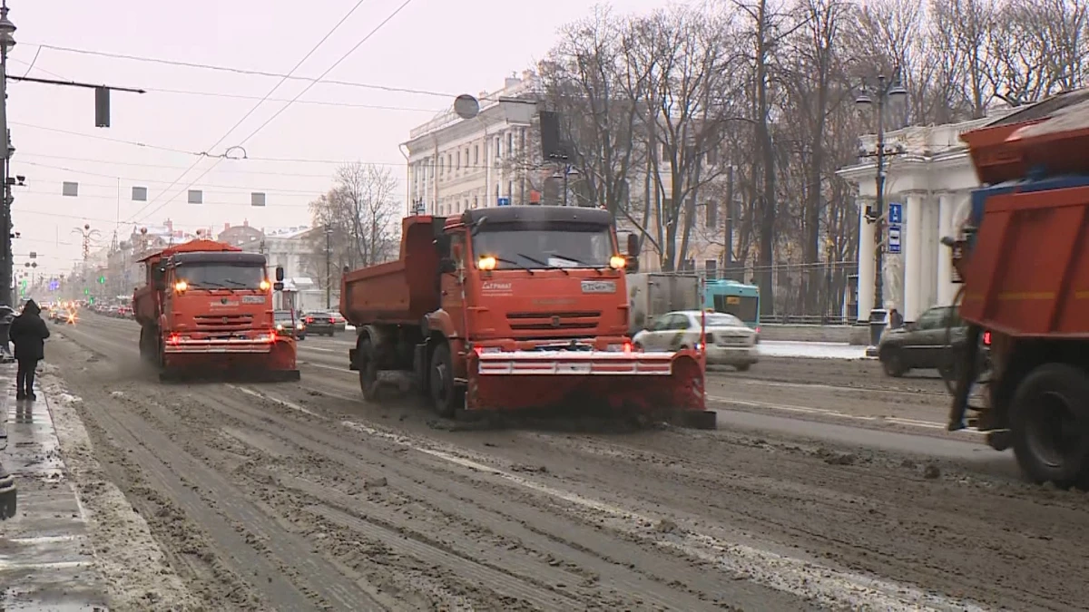 В Петербурге дорожники перешли на усиленный режим работы из-за снегопада - tvspb.ru