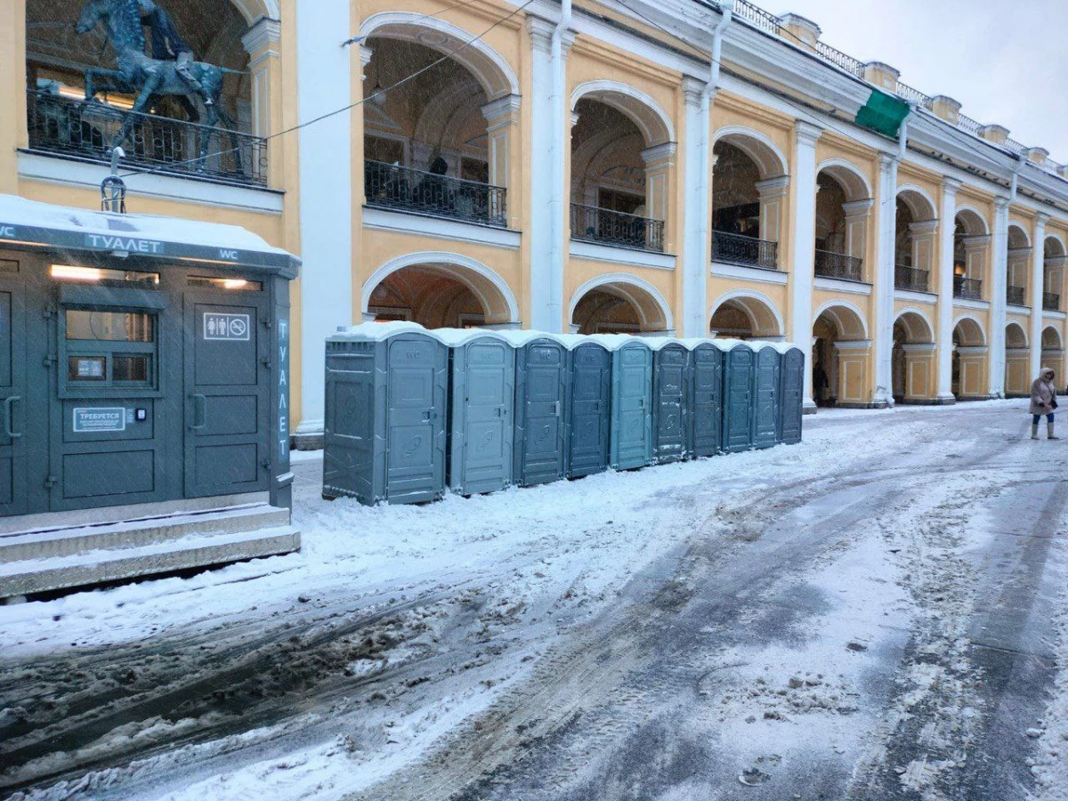 В Петербурге установили 130 дополнительных туалетов, которые будут работать всю новогоднюю ночь - tvspb.ru