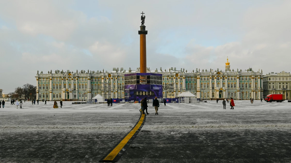 На Дворцовой площади сегодня раздавали блокадные пайки хлеба в память о жителях осажденного Ленинграда - tvspb.ru