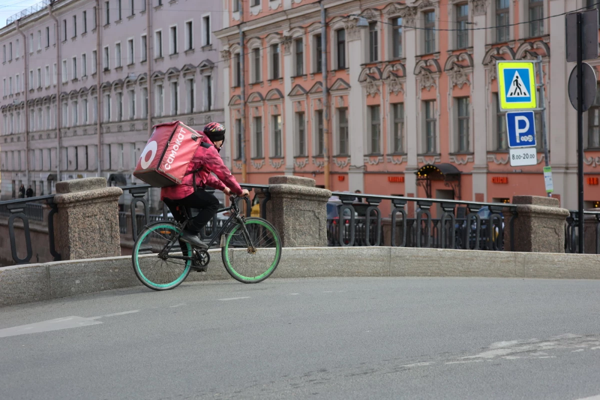 В Петербурге могут создать горячую линию по обработке жалоб на курьеров - tvspb.ru