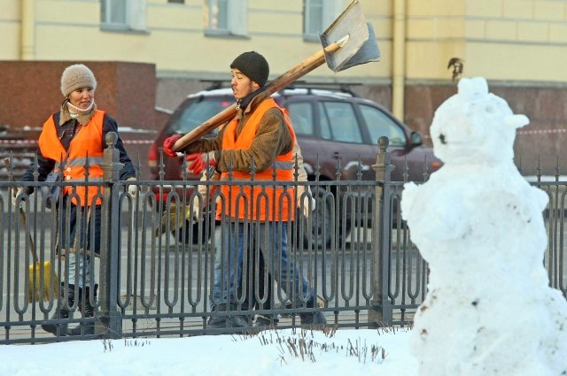 8702 дворника отвечают за уборку улиц и дворов. Штат дворников укомплектован на 90%.