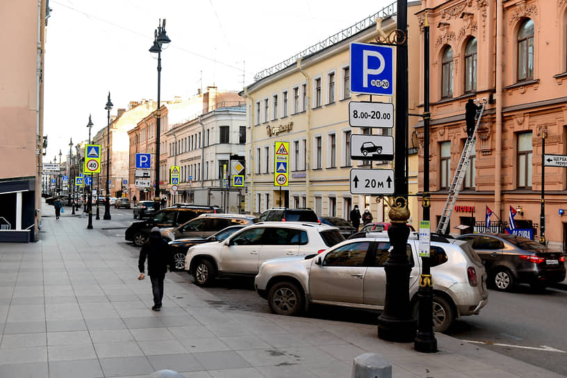 Платная парковка на улице Рубинштейна