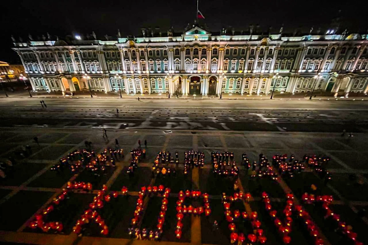 Молодежь Петербурга провела на Дворцовой флешмоб в знак солидарности с жертвами теракта - tvspb.ru