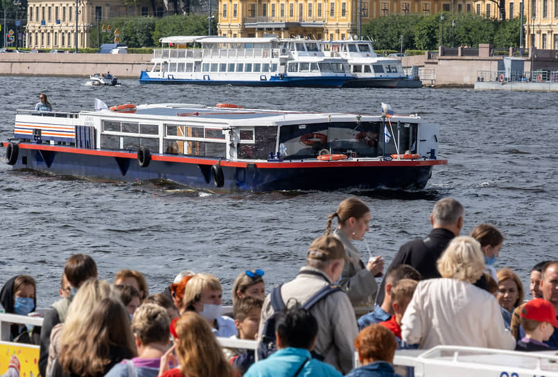 В 2024 году в зависимости от времени, выбранного для стоянки стоимость швартовки у «Адмиралтейства» и «Медного всадника» варьируется от 987 до 1973 руб. для однопалубных судов, от 4198 до 8396 руб. для двухпалубных и от 693 до 1385 руб. для судов длиной до 11 метров