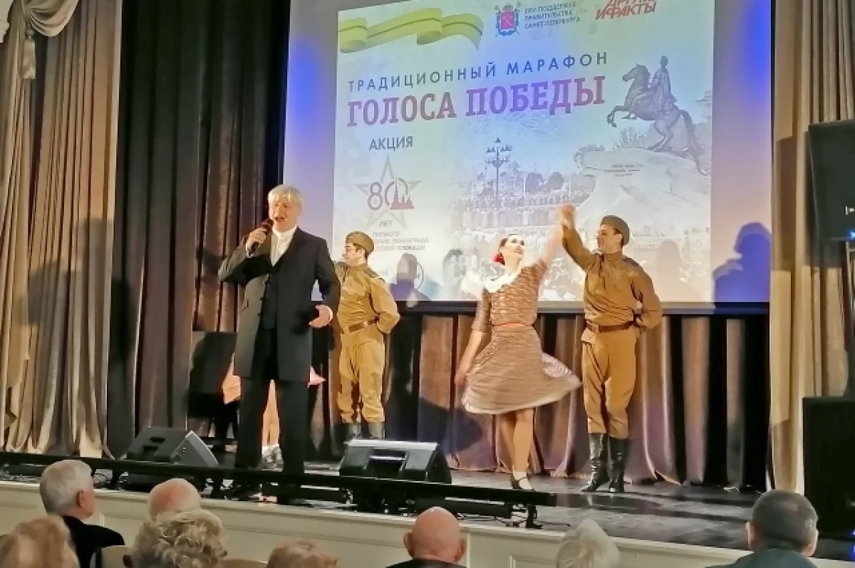 Лауреат международных конкурсов Сергей Зыков исполнил для гостей марафона песню «Майский вальс».