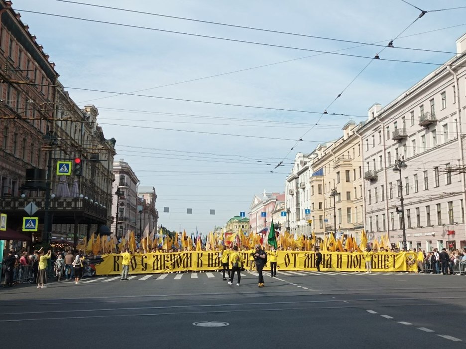 Сотни петербуржцев, перекрытый центр города: как проходит крестный ход 12 сентября