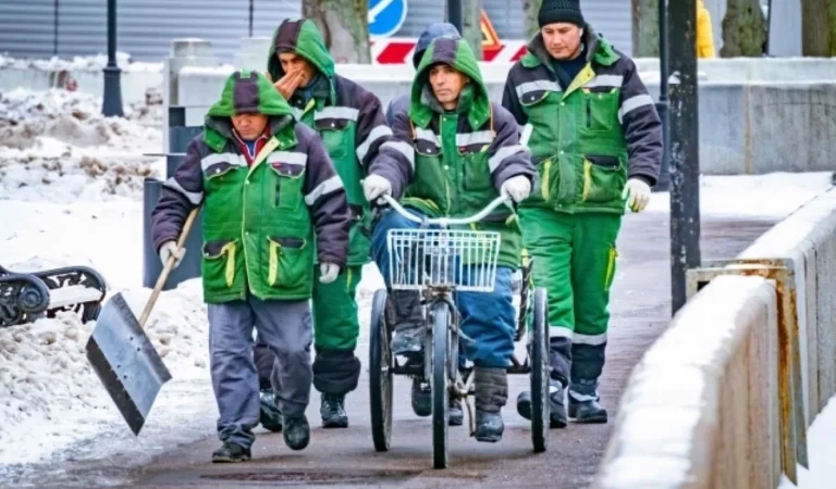 Встали на скользкую дорожку. Как Петербург подготовился к морозам и метелям